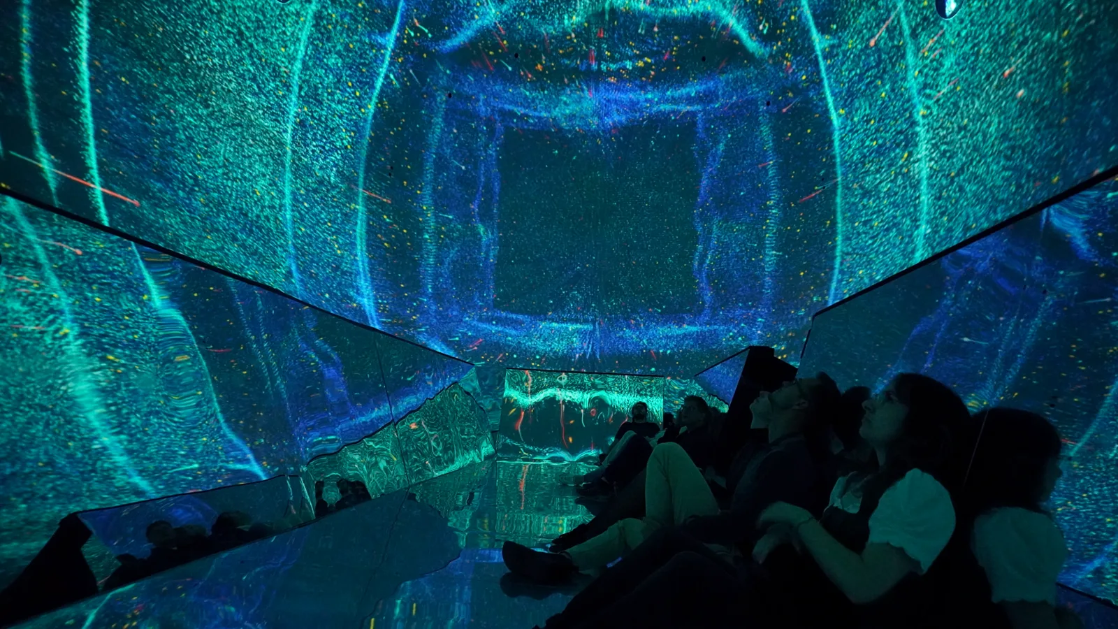 O público dentro de IMMENSIA, no Light Art Museum, em Budapeste. Imagem: Kati Katona. Foto de capa: Hartyányi Norbert/Kultúra.hu.