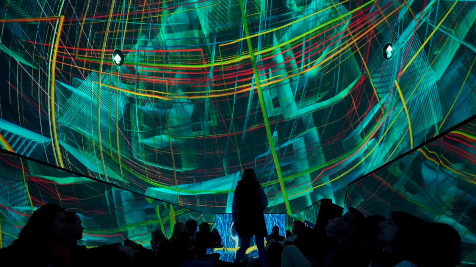 Num espaço em 360 graus, cada visitante vê só uma parte da obra. Imagem: Kati Katona.