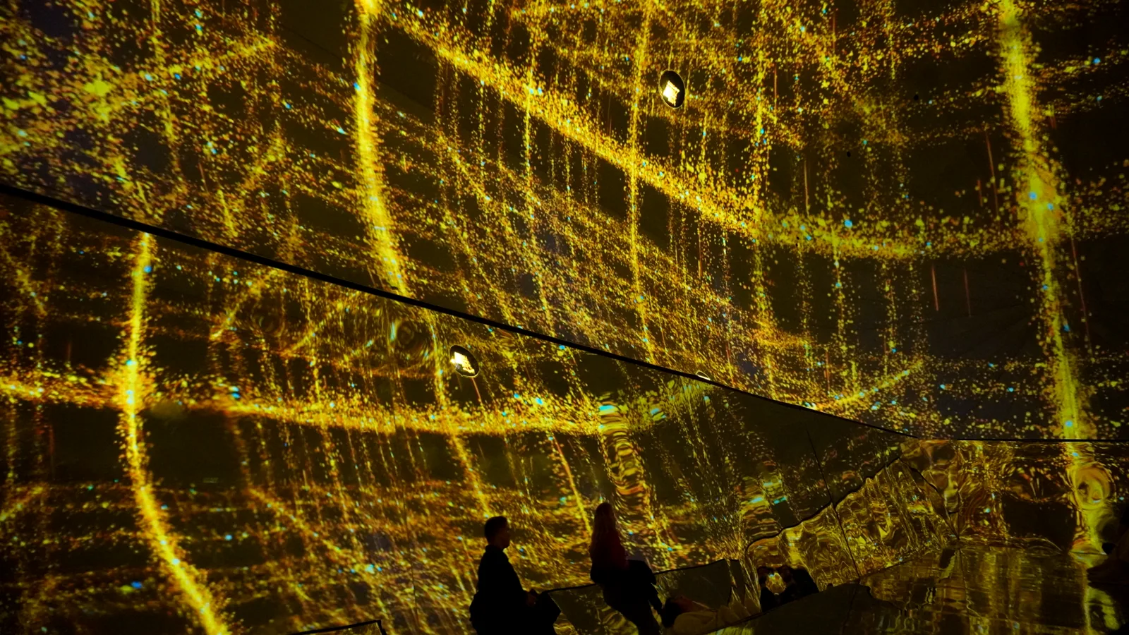 IMMENSIA muda de cor e de estrutura ao longo dos cinco minutos e vinte segundos. Imagem: Kati Katona.
