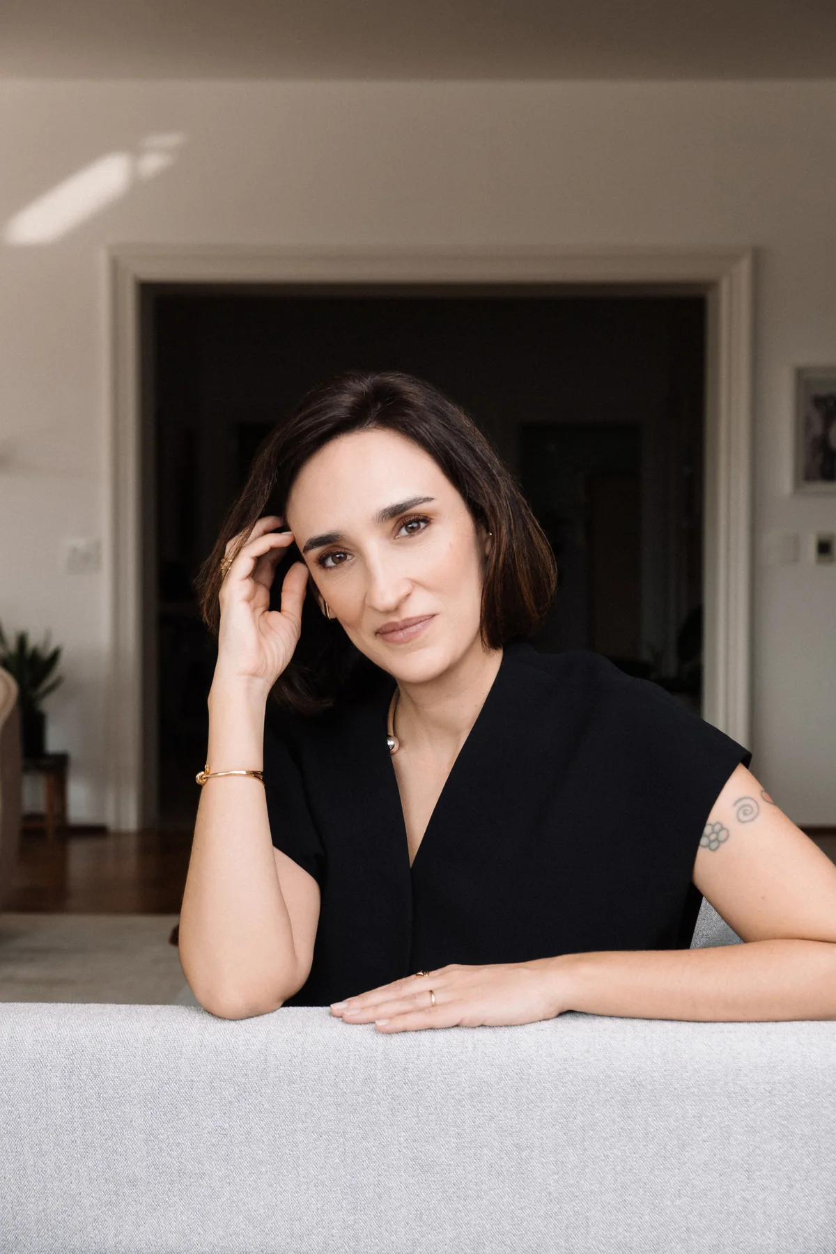 Maria Prata em retrato de divulgação, de preto.