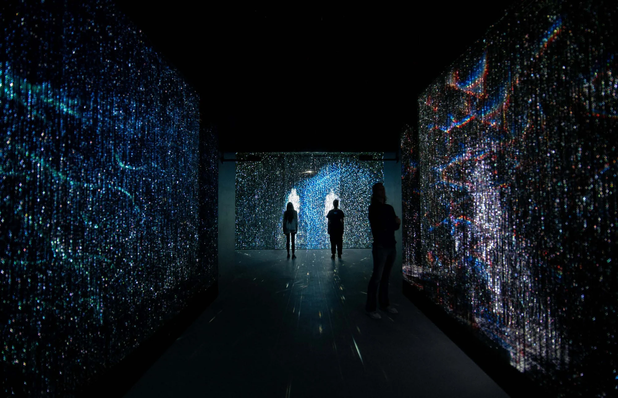Cada visitante deixava um rastro de luz que ficava na sala depois que ele saía. Foto: Junior Viana, documentação oficial da exposição no Farol Santander.