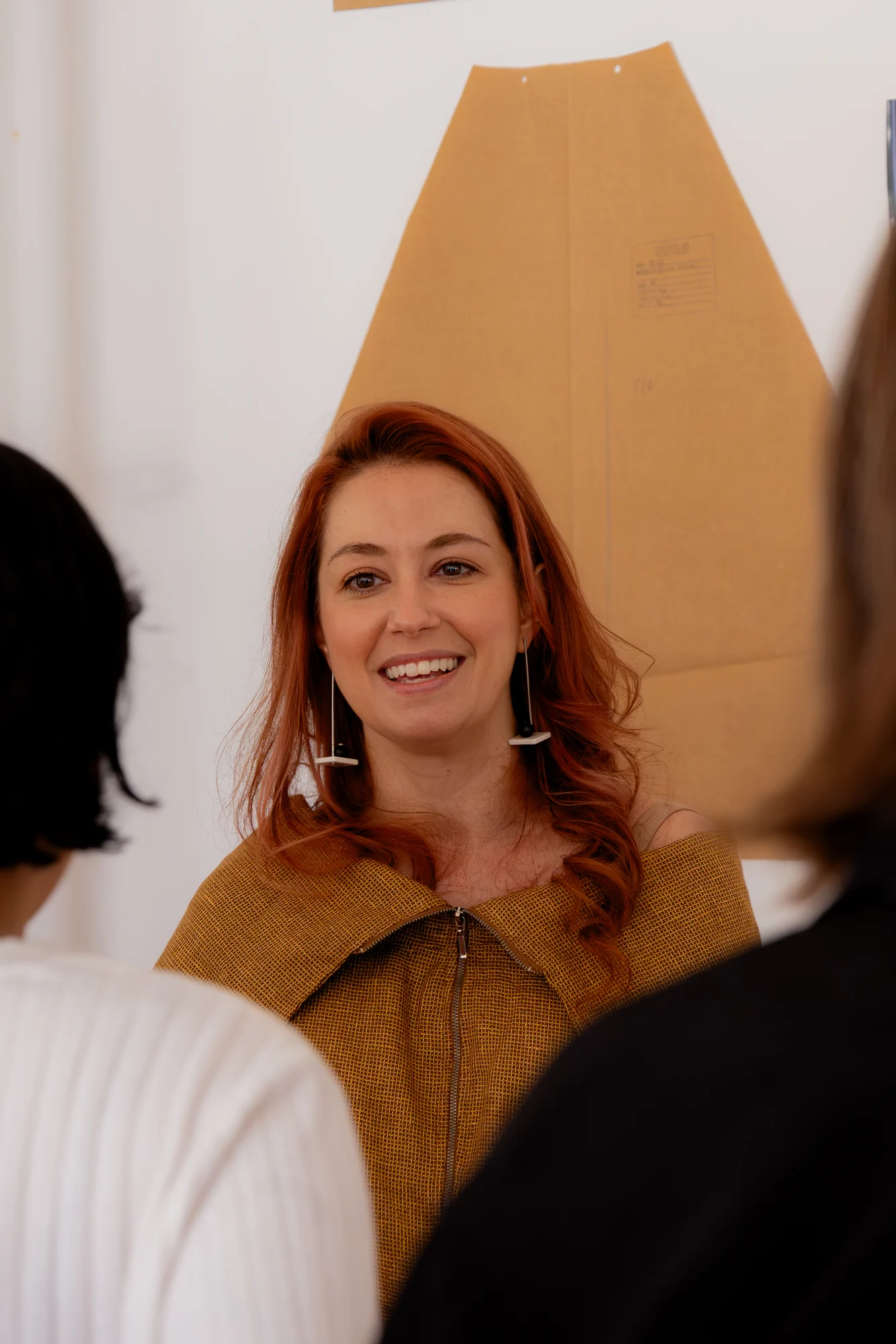 Heloisa Strobel sorri diante dos moldes de modelagem da Reptilia.