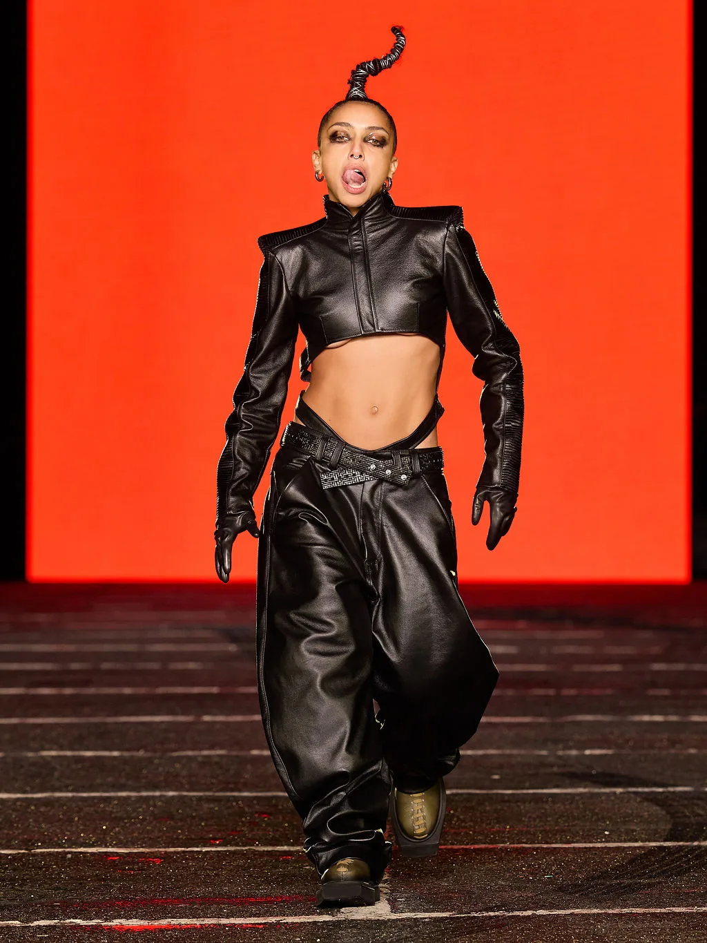 Look 1 da Forca X, da FORCA Studio, na SPFW N61: jaqueta curta de couro preto, de inspiração motociclista, que abriu o desfile na Praça Charles Miller