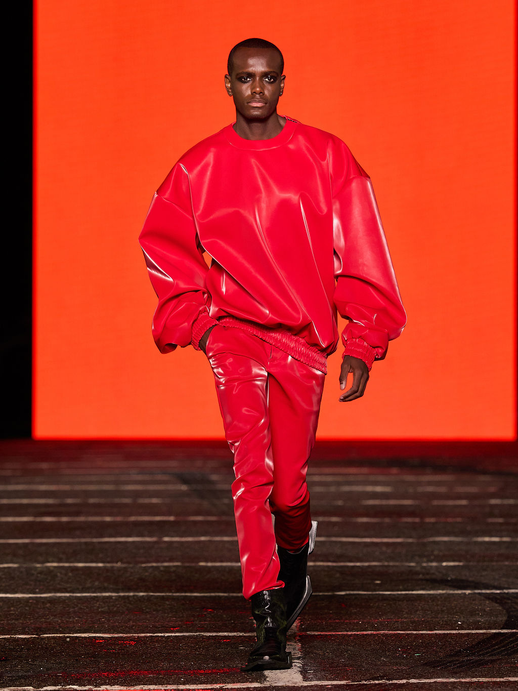 Look 8 da Forca X na SPFW N61: produção total em vermelho, de couro e verniz em volume oversized, a cor que a FORCA Studio associa ao caos do mundo externo