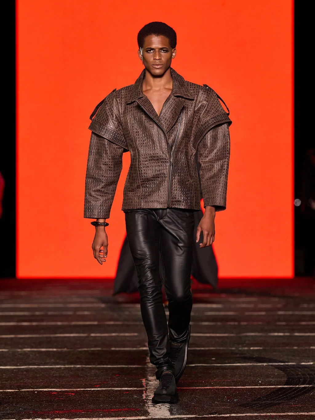Look 15 da Forca X na SPFW N61: jaqueta de couro marrom com textura de croco, um dos cinco acabamentos de couro da coleção da FORCA Studio