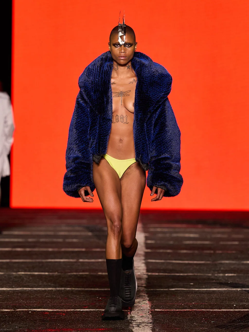 Look 58 da Forca X, da FORCA Studio: jaqueta azul de pelo sintético, a cor que a coleção liga ao universo interno