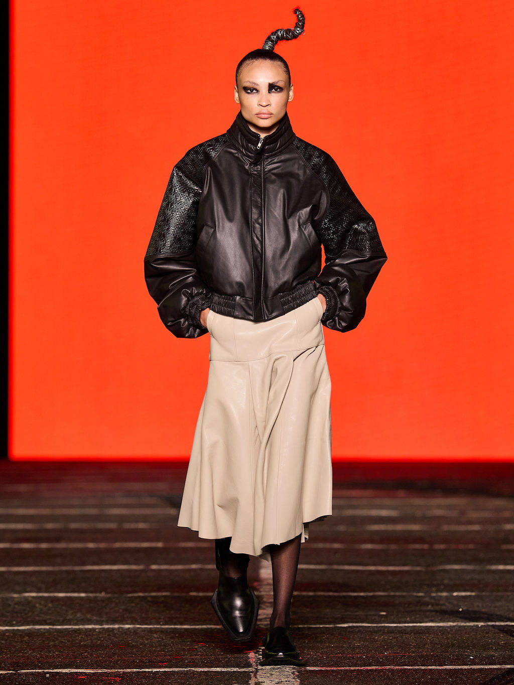 Bomber de couro preto com saia na coleção Forca X, exemplo da silhueta invertida que a FORCA Studio levou à SPFW N61