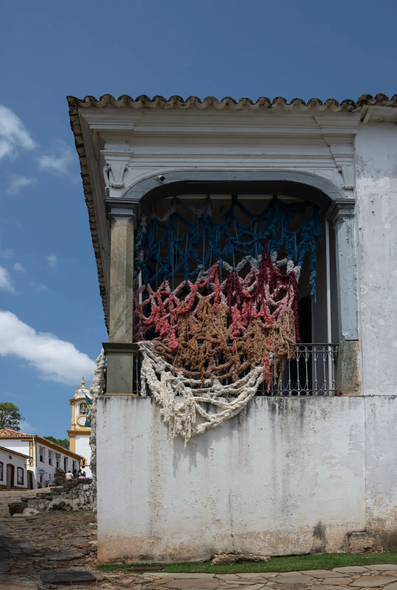 O casario de Tiradentes, o Beco Zé Moura e uma das varandas ocupadas pela Semana Criativa. Fotos: Douglas Mendes e Cacá Bratke