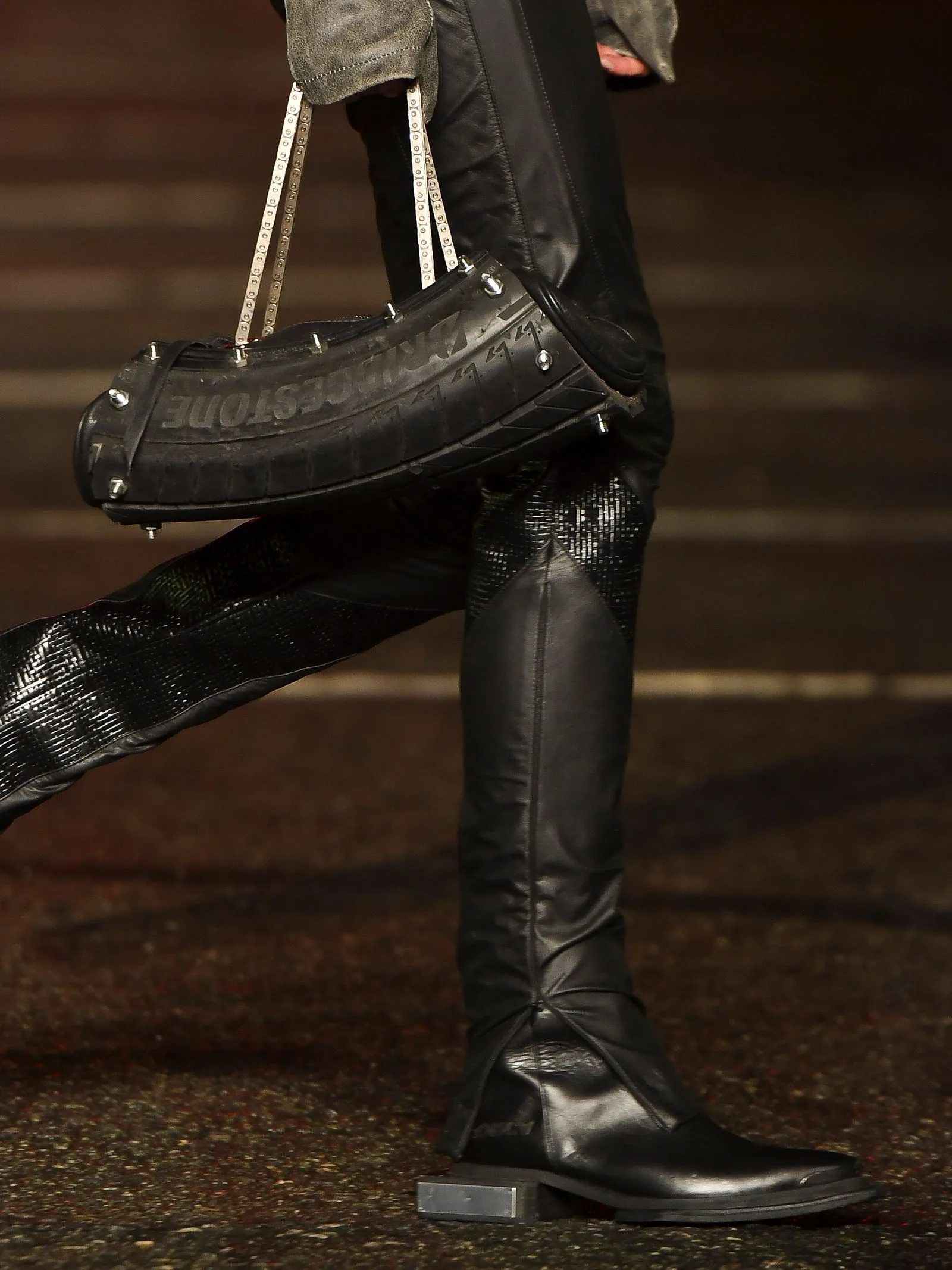 A bolsa de pneu na mão da modelo, no desfile da Forca X. Foto: Zé Takahashi