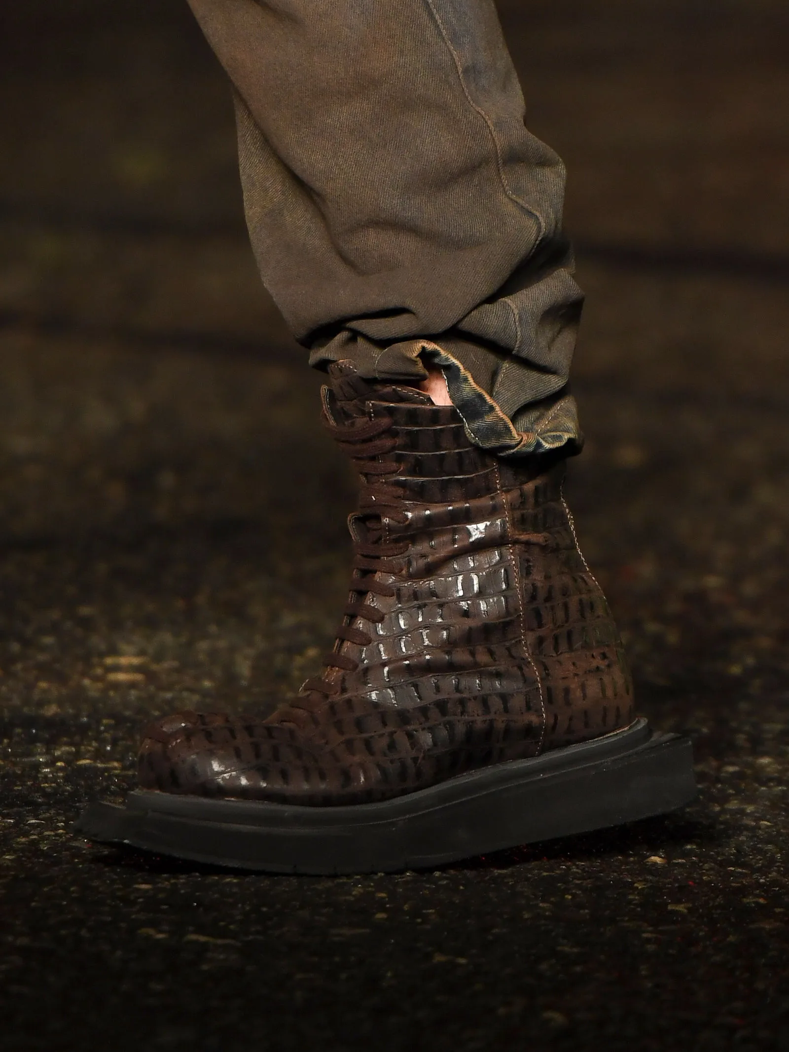 O couro com textura de croco em botas e jaqueta da Forca X. Fotos: Zé Takahashi
