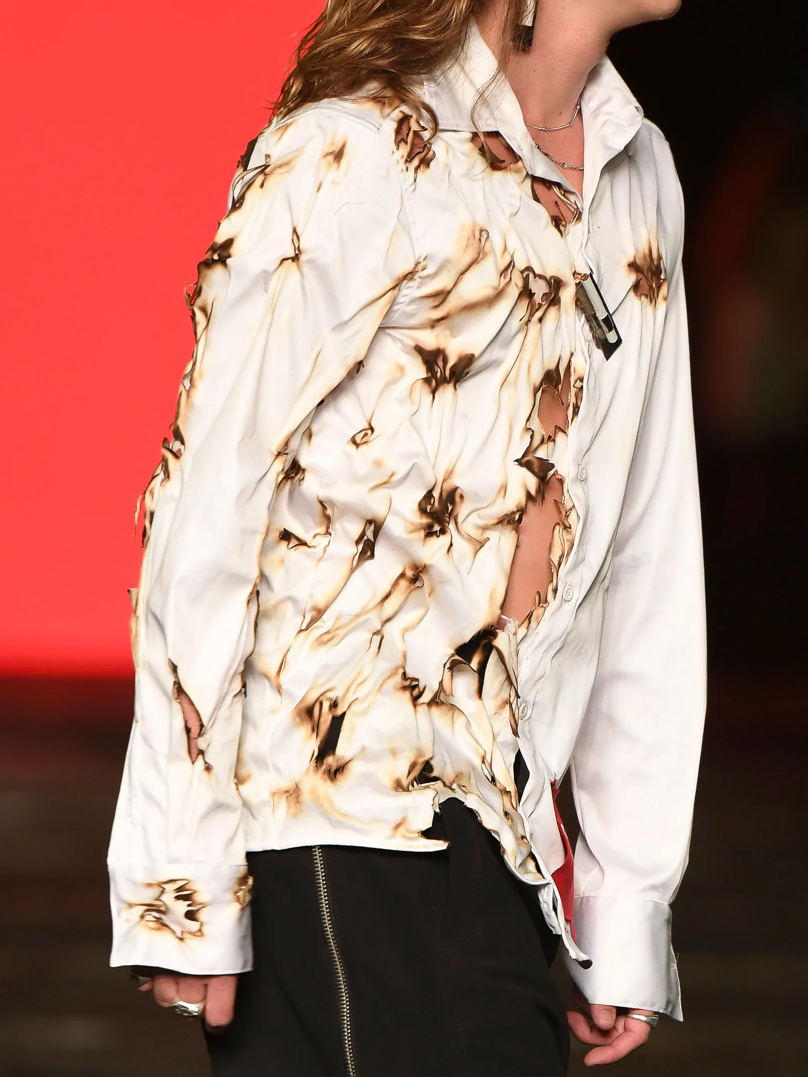 Camisas com as marcas do fogo na superfície, parte da pesquisa de material da Forca X. Fotos: Zé Takahashi