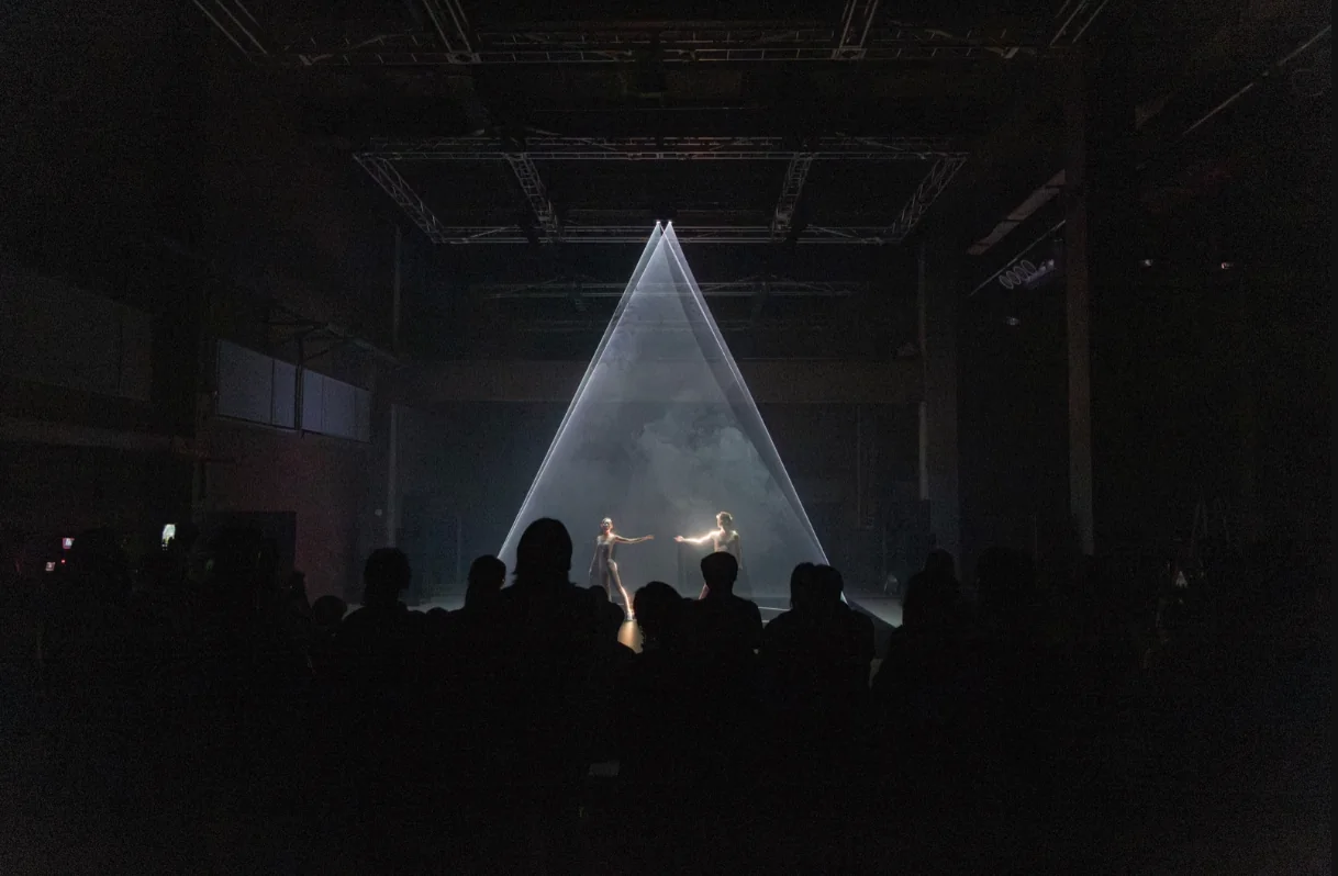 O público diante da cortina de luz, na Power Plant Seoul. Imagem: knovcompile